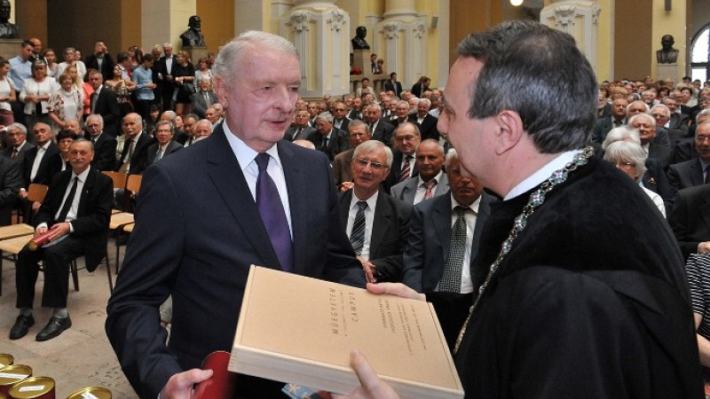 Penninger Antal átveszi aranydiplomáját