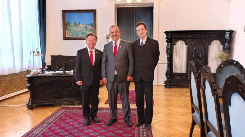Hong Kjudok, Charaf Hassan, Kiss Péter