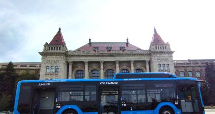 Busz a K épület elött