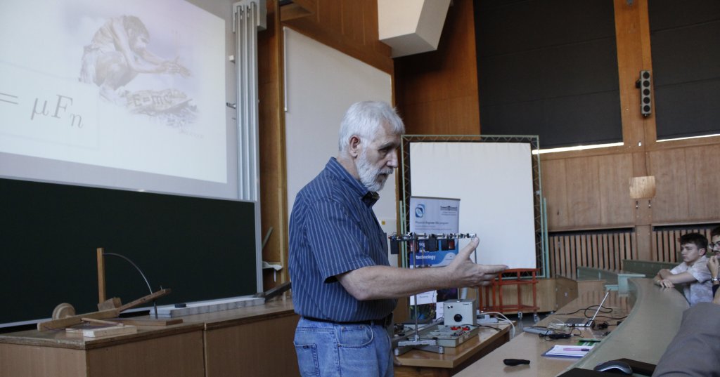 Härtlein Károly fizikai kísérletet mutat be