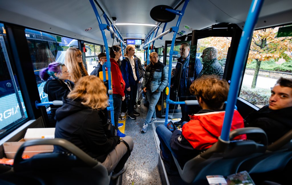 Nyírő Tibor a Volánbusz főmérnökének előadását hallgatják a diákok