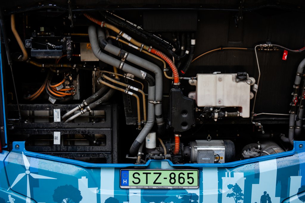 Sűrített földgázüzemű autóbusz motortere