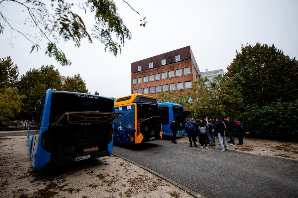 A három alternatív hajtású busz nyitott motorterekkel