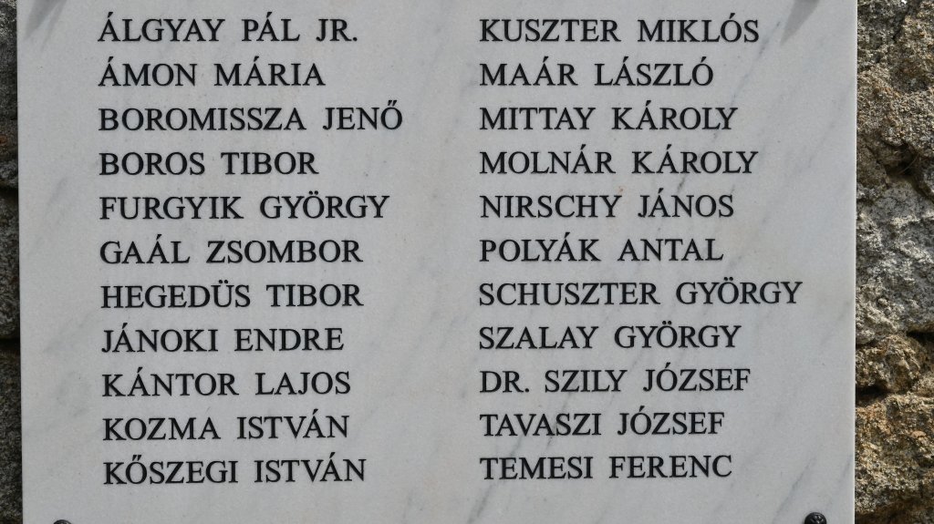 A temetőben nyugvó áldozatok nevei