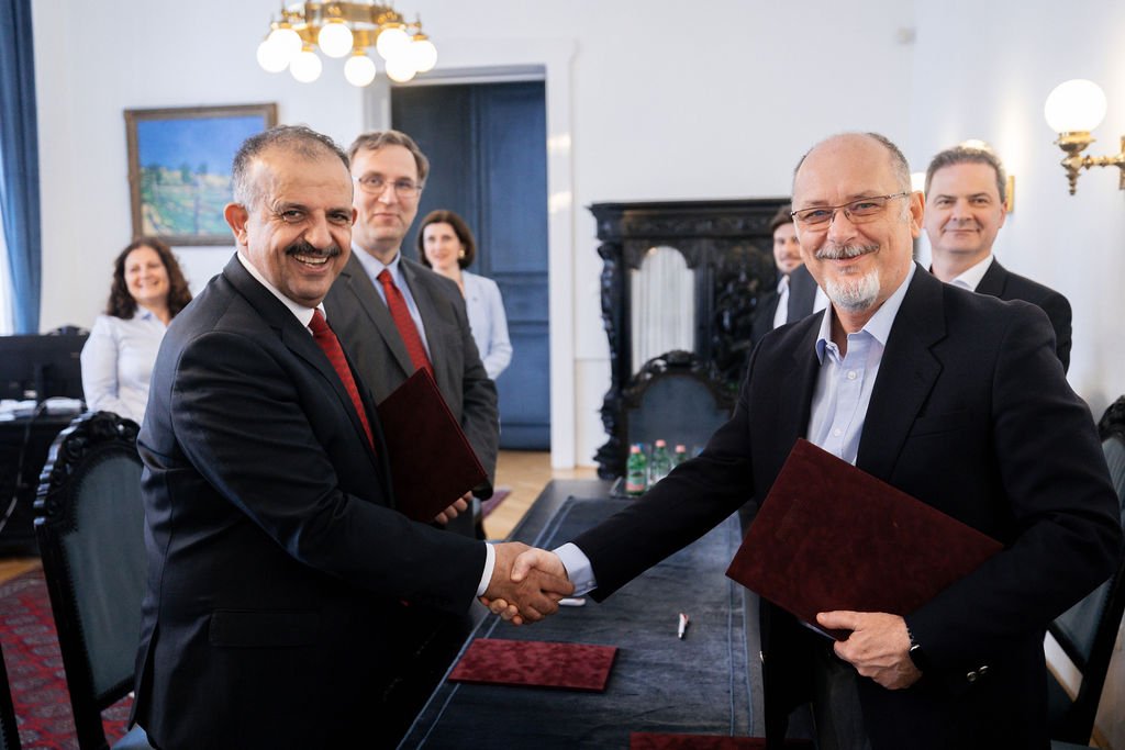 Charaf Hassan, Veres László