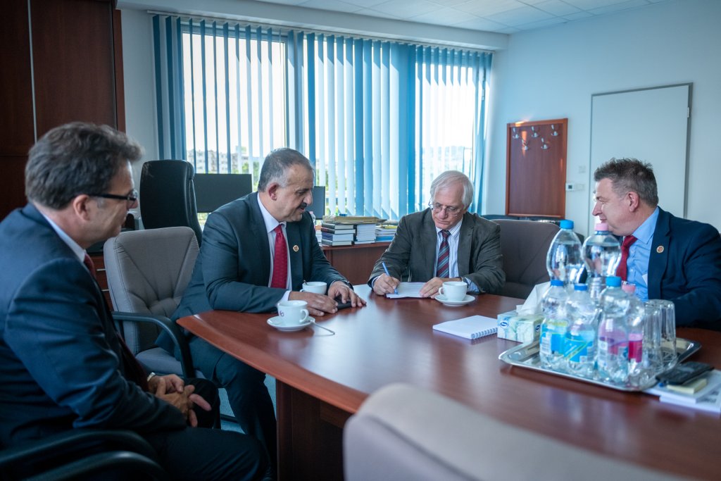 (l-r) Dr Zsolt Szalay, head of the Department of Automotive Technologies, Rector Hassan Charaf and Vice-Rector András Nemeslaki with Professor Michael A. Cusumano (centre right)